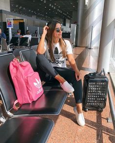 Sweatpants Outfit Ideas, Airport Travel Outfits, Flight Outfit, Cute Travel Outfits, Airplane Outfits, Fashion Travel Outfit, Airport Photos, Skandinavian Fashion, Travel Pictures Poses