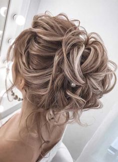 39 The most romantic wedding hair dos to get an elegant look Hair Messy Updo, Bridal Hair Updo With Veil, Wedding Hair Dos, Elegant Bridal Updo, Long Hair Messy, Messy Updo Hairstyles, Messy Hair Updo, Hair Messy, Fall Beach