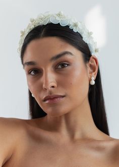 The Susanna Headband draws inspiration from iconic 1960s floral prints, with punchy, stylized organza flowers. Its three-dimensional nature is artfully juxtaposed by the tonal palette. Each one is grounded by a silk headband base and complete with a luxurious grosgrain-lined interior. Floral Headdress, Wedding Hair Headband, Julia Berolzheimer, Unique Wedding Flowers, Bachelorette Party Outfit, Embellished Headbands, Organza Flowers, Jennifer Behr, Silk Headband