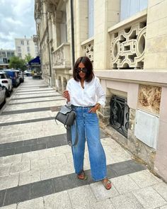 Birkenstocks are the ultimate comfortable and stylish footwear you need for warm weather – and for the best casual Birkenstock outfit ideas, check out these easy and fun looks, just like this beige Birkenstock Arizona outfit with baggy jeans! Womens Birkenstocks Outfit, Jeans And Birkenstocks Outfits