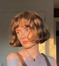 Short Wavy Haircuts Round Face, Parisian Bob Blonde, Short Chic Haircuts, Make Your Hair Look Shorter, French Bob Curly Hair, Wavy French Bob, 70s Short Hairstyles, Parisian Bob, Wavy Bob With Bangs