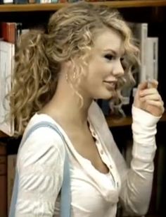 Taylor Swift Curls, Taylor Swift Curly Hair, Curl Perm, Hair Perms, Taylor Swift Taylor Swift, Different Types Of Curls, Getting A Perm, Baby Taylor, Really Long Hair