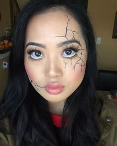 70 Scary Halloween Makeup Ideas You'll Love Halloween Makeup Videos, Cracked Doll Makeup, Cracked Doll, Doll Makeup Halloween, Halloween Makeup Tutorial Easy, Doll Creepy, Halloween Make-up Looks, Minimalist Halloween, Creepy Halloween Makeup