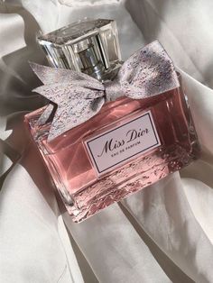 Profumo Victoria Secret, Koleksi Parfum, Perfume Dior, Dior Aesthetic, Pink Perfume, Dior Perfume, Perfume Collection Fragrance, Perfume Scents, Perfume Lover