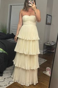 Strapless ruffled multi-layered Short Princess Dress, Layers Long, Skirt With Ruffles, Tiered Ruffle Skirt, Strapless Neckline, Wedding Dresses Strapless, Short Bridesmaid Dresses, Chiffon Material, Dresses 2024