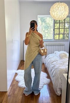 Top And Jeans Outfit, Denim Jeans Outfit, Top And Jeans, What To Wear Today, Cream Top, Brunch Outfit, Jeans Outfit, Outfit Idea