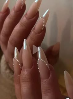 - Chrome white french nail with pearls - Quantity: 10pc acrylic press on in the box  - 10 shapes to choose: Short almond, Long almond, Short oval, Long oval, Short coffin, Long coffin, Short stiletto, Long stiletto, Short square, long square * In the photos we used short almond - One sheet of nail glue sticker is included  - Size: XS, S, M, L  Please read our inner arch measurement chart carefully  - Handling time 3-5 days since they are all handmade :)  * How to order * 1. Choose nail shape 2. Nail Short, Handmade Nails, Unghie Sfumate, Filmy Vintage, Short Almond, Pearl Nails, French Wedding, Bridal Nails, Dream Nails