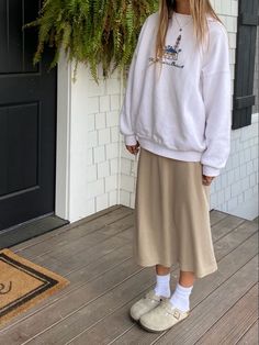 Skirts With Sweatshirts Outfit, Shoes For Women Outfits, Women Outfits Aesthetic, Skirt Spring Outfits, Birkenstock Clogs Outfit Fall, Women Classy Outfits, European Fall Outfits, Fall Travel Wardrobe, Birkenstock Clogs Outfit