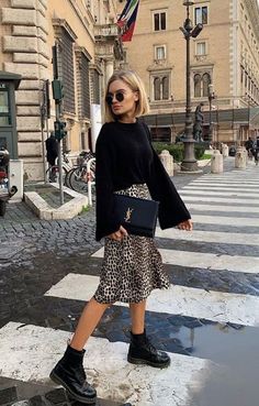 Oversized Black Knit Sweater, Boho Mode, Pull Oversize, Leopard Print Skirt, Leopard Skirt, Trendy Skirts, Black Knit Sweater