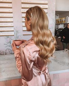 2023 Bride Hair Trends, Hollywood Curls With Headband, Bride Hair Down Middle Part, Wedding Hair With Pearls, Gala Hair, Wedding January, Hair Doos, Old Hollywood Hair, Formal Hair