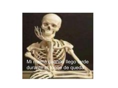 a skeleton sitting in front of a black background with the words mi mama quand lego lardde duranante el toque de que que