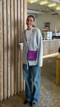 Buissnes Casual Outfits Aesthetic, Casual Purse Outfit, Relaxed Casual Style, Pop Of Color Outfits Casual, 59 Degree Weather Outfit, Streetwear Work Outfit, Paris Fashion Week 2023 Street Style, Laini Ozark Outfits, London Fashion Street Style