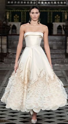 White Haute Couture Gowns, Midi Dress Wedding, Elegant Dresses Classy, Colored Wedding Dresses, Couture Gowns, Beautiful Wedding Dresses, Gorgeous Gowns, Dream Wedding Dresses, Couture Dresses