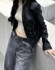 Model Off Duty Aesthetic Outfits, Dark Casual Outfits, Leather Jacket Outfit Aesthetic, Diy Vetement, Baggy Pants, Mode Inspo, Soft Grunge