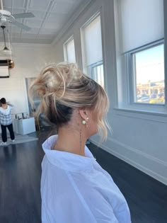 Messy High Bun Formal, Styled Messy Bun, Short Prom Hairstyles Down, Cute Updos For Bridesmaids, Hairstyles Prom Bun, Formal Buns High, Blonde Hair Styles Updo, Messy Classy Updo, High Bun Hoco Hairstyles