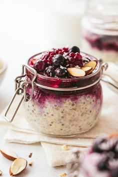 quinoa chia pudding with berries and almonds in a pot Overnight Quinoa Breakfast, Overnight Quinoa, Quinoa Pudding, Pudding Breakfast, Pudding Healthy, Breakfast Overnight, Breakfast Pudding, Breakfast Quinoa, Healthy Quinoa