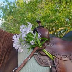 a bridle with flowers on it is attached to a horse's saddle