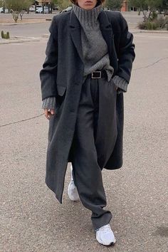 40s Mode, Mantel Outfit, Adrette Outfits, Mode Editorials, Gray Coat, Autumn Fits, Looks Street Style, Looks Black, Coat Outfits