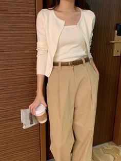 Credits to the real owner Casual Work Outfits Women, Business Professional Outfits, Fest Outfits, Business Attire Women, Beige Outfit, Stylish Work Attire, Business Casual Outfits For Work, Elegante Casual