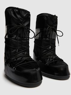 Nylon upper. Drawstring at collar. Front lace-up closure. Logo details. Waterproof. Polyester lining. Synthetic padding. EVA rubber sole. SIZING:,39 = 39-41 EU,42 = 42-44 EU,45 = 45-47 EU Black Icon, Moon Boot, Black Moon, Drawstring Top, Moon Boots, Snow Boots Women, Galway, Crossbody Messenger Bag, Rubber Heels