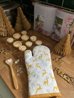 Homescapes Majestic Stag Yellow and White Oven Glove Christmas Kitchen, Kitchen Linens, Oven Mitts, Tea Towels, Towels, Oven, Festival