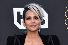 Halle Berry Revives Her ‘X-Men’ Haircut With See-Through Corset Dolce And Gabbana Suit, Halle Berry Haircut, Halle Berry Hairstyles, White Tuxedo Jacket, Black Velvet Suit, Dolce And Gabbana Suits, Manga Fanart, Going Grey, White Corset Top