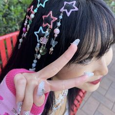 gyaru hair inspiration fashion Pink Star Aesthetic Y2k, Japanese Y2k Fashion Pink, Y2k Star Hairclip, Y2k Kawaii Aesthetic, Star Hair Clip Beads, Japanese Y2k Hairstyles, Colorful Y2k Outfits Aesthetic, Colorful Japanese Aesthetic, Hair Accessories Y2k