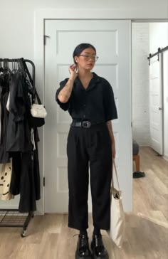 Professional Outfits Nonbinary, Smart Casual All Black Outfit Women, Interview Outfit Barista, Dark Academia Workwear, Unisex Office Outfit, Laboratory Outfits Women, Black Workwear Outfit, Minimal Smart Casual Outfit, Smart Black Outfits Women