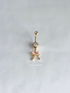 - 14g - 10mm bar - Surgical steel bar - 18k gold plated ribbon charm Belly Button Piercing Cute, Cute Belly Rings, Navel Piercing Jewelry, Jewelry Y2k, Bellybutton Piercings, Belly Button Piercing Jewelry, Belly Piercing Jewelry, Belly Piercing Ring, Belly Button Jewelry