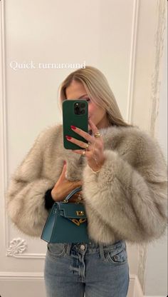 Street Fashion Week, Streetwear Outerwear, Cropped Faux Fur Coat, Short Faux Fur Jacket, Womens Faux Fur Coat, Fox Fur Jacket, Fur Coats Women, Urban Street Style, Coat Women