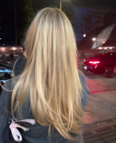 Blonde Layered Hair, Summer Blonde Hair, Prettiest Celebrities, Vacation Hairstyles, Hairstyles 2024, Golden Blonde Hair, Viral On Tiktok, Light Blonde Hair, Dirty Blonde Hair