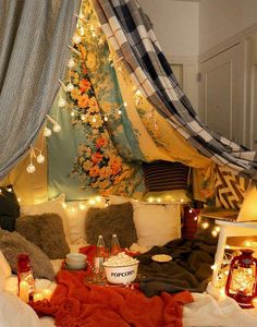 an image of a bed with lights on it and the words 10 ideas de decor para una cena romantica en casa