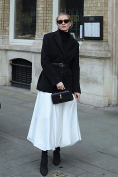 Thick Skirt Outfit, Milano Outfit, Europe Winter Outfits, Black Jacket Outfit, White Skirt Outfits, Japan Outfits, Kardashian Outfit, Elegant Outfit Classy, Girl Fashion Style