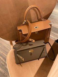 Pregnancy Bump Photos, Classy Handbags, Mini Kelly, Clothing Brand Logos, Unique Handbag, Handbag Outfit, Luxury Purses