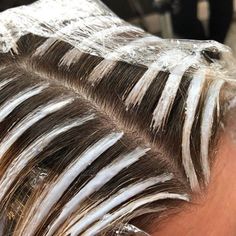 Use these quick balayage tips for a faster color application at the salon. Foil Your Own Hair At Home, How To Highlight Your Hair At Home Diy, Highlight Your Own Hair, How To Bayalage Hair, Balage Hair, Diy Balayage, Baylage Hair