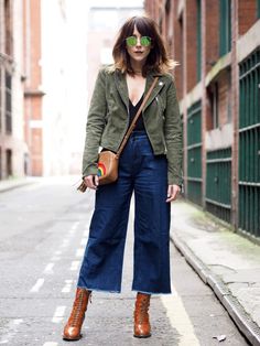 Denim Culottes Outfits, Culotte Outfit, Culottes Outfit, Denim Culottes, Mode Inspo, Pantalon Large, Looks Style, Light Jacket