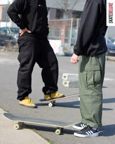 Carhartt Skate Outfit, Cargo Pants Outfit Men Streetwear, Skate Outfit Men, Outfit With Cargo Pants, Skater Style Men, Skate Outfits, Dickies Outfit, Skater Boy Outfits, Skateboard Pants