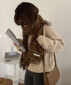 Winter Scarf 2022, Comfy Autumn Aesthetic, Autumn Outfit Korean Style, Winter Cozy Aesthetic Outfit, Cozy Outfit Ideas Aesthetic, Korean Scarf Outfit, Autumn Scarf Outfit, Korean Cozy Outfits, Winter Fits Korean