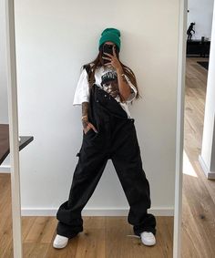 Kim Duong - jardineira - moda sem gênero - outono - brasil - https://stealthelook.com.br Looks Hip Hop, Tomboy Style Outfits, Looks Street Style, Streetwear Fashion Women, Swaggy Outfits, Tomboy Fashion, Looks Chic, Streetwear Women