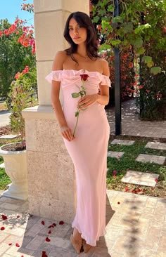 Flowy Off Shoulder Dress, Pastel Pink Maxi Dress, Birthday Maxi Dress, Pink Dress Outfit Casual, Pink Chiffon Maxi Dress, Bridesmaid Dresses Pink, Pink Bridal Party, Light Pink Maxi Dress, Hamilton Outfits