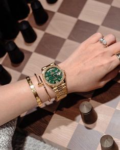 Rolex Watch Outfit, Rolex Watches For Women Diamonds, Yellow Gold Rolex Women, Womens Rolex Watches Gold, Daydate Rolex Women, Rolex Day Date 36 Gold, Gold And Green Watch Women, Gold Green Watch, Gold Watch Green Face