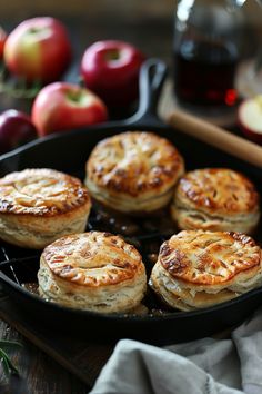 Flaky golden-brown apple pies baking in a cast-iron skillet, with fresh apples in the background. Apple Pie Skillet, Apple Pie Biscuits, Skillet Biscuits, Skillet Apple Pie, Sweet Apples, Easy Skillet Meals, Flaky Biscuits, Biscuits Recipe, Homemade Apple Pies