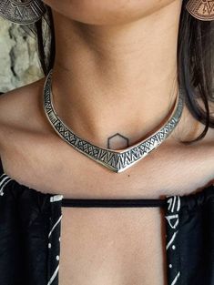 Choker collar necklace. Available in Silver plated or brass The necklace behind has an opening so the size is unique, fits all neck sizes. Very practical to wear. For a true tribal style! * You can find the earrings at this link https://www.etsy.com/it/listing/969799907/orecchini-pendenti-orecchini-mezza-luna «If you have any question feel free to send us a message, will be happy to help you» ♥ Thank for visiting our shop ♥ Follow us also on Instagram: @junglefevercollection FB: jungle fever col Ring Choker Necklace, Etsy Finds Clothes, Open Choker Necklace, Plus Size Necklace, Open Collar Necklace, Chocker Neckless, Torque Necklaces, Torc Necklace, Jewllery Ideas