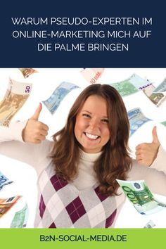 Frau in weißem Pullover, die beide Daumen hochhält und von Geldscheinen umgeben ist. Text: "WARUM PSEUDO-EXPERTEN IM ONLINE-MARKETING MICH AUF DIE PALME BRINGEN".