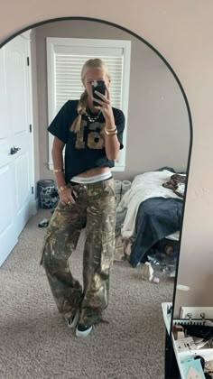 Camo Jeans Outfit Women, Outfit Ideas Utah, Arizona Trip Outfits, How To Style Camo Cargo Pants, Baggy Vintage Outfits, Utah Fit Check, Styling Cargos, Streetwear Fashion Women Casual, Mirror Picture Outfit