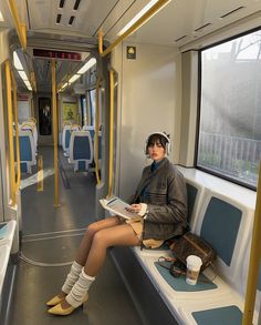 Tokyo Travel Outfit, Creative Selfie Ideas, Bus Selfie, Selfie Ideas Creative, Bangkok Outfit, Tokyo Outfits, Creative Selfie, Japan Outfit