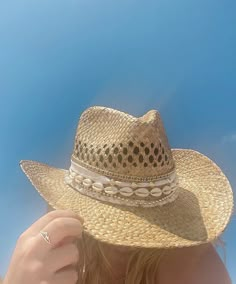 Shell Cowboy Hat, Cowgirl Hats With Beads, Costal Cowboy Hats, Homemade Cowgirl Hat, Decorating A Cowboy Hat, Beachy Cowboy Hat, Custom Straw Cowboy Hats, Seashell Cowboy Hat, Costal Cowboy Hat