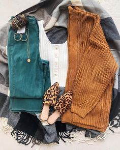 Clothes Layout, Modest Fashion Fall, Fashion Jeans Outfit, Korean Fashion Winter, Fashion Dresses Formal, Cold Style, Scarf Casual, Cardigan Outfit, Mens Fashion Edgy