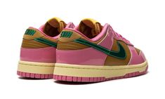 The Parris Goebel x Women’s Nike Dunk Low is a collaboration by the popular choreographer on a women’s-exclusive version of the retro basketball shoe.  The Dunk Low by Parris Goebel features a colorful appearance with Bronzine-colored leather on the shoe’s base and shiny pink patent leather for the overlays.  An emerald green leather Swoosh appears on either side of the shoe while a gilded Swoosh emblem is seen on the vamp.  Upside down Swoosh branding is located on the tongue tag and on the hee Nike Dunk Outfit Black Woman, Parris Goebel, Nike Dunks Low, Dunks Low, Retro Basketball Shoes, Exclusive Sneakers, Nike Dunk High, Nike Shox, Air Jordan 3