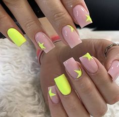 Nails Art Winter, Nails Art Christmas, Christmas Nails Art, Winter Nails Art, Nail Art Winter, Latest Nails, Neon Yellow Nails, Bright Pink Nails, Neon Nail Designs